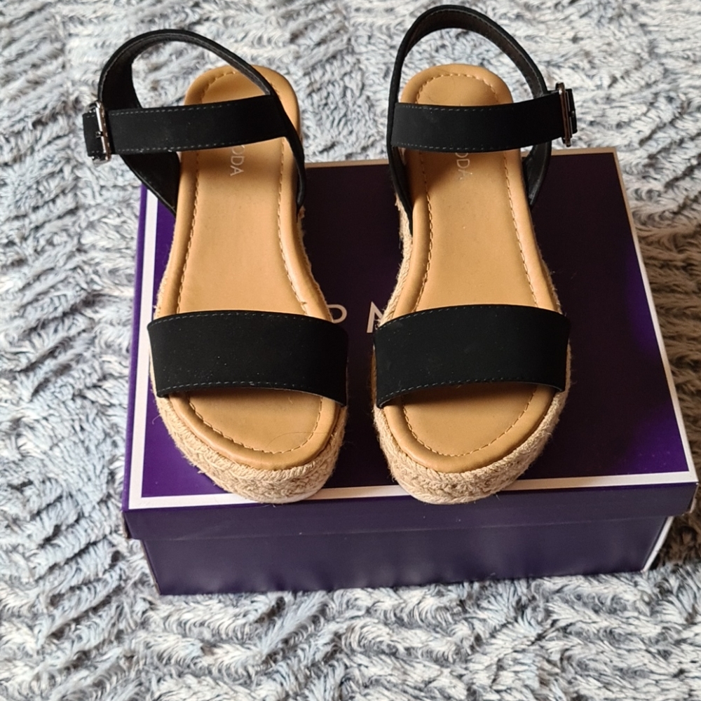 Sandals - Picture 5 of 6